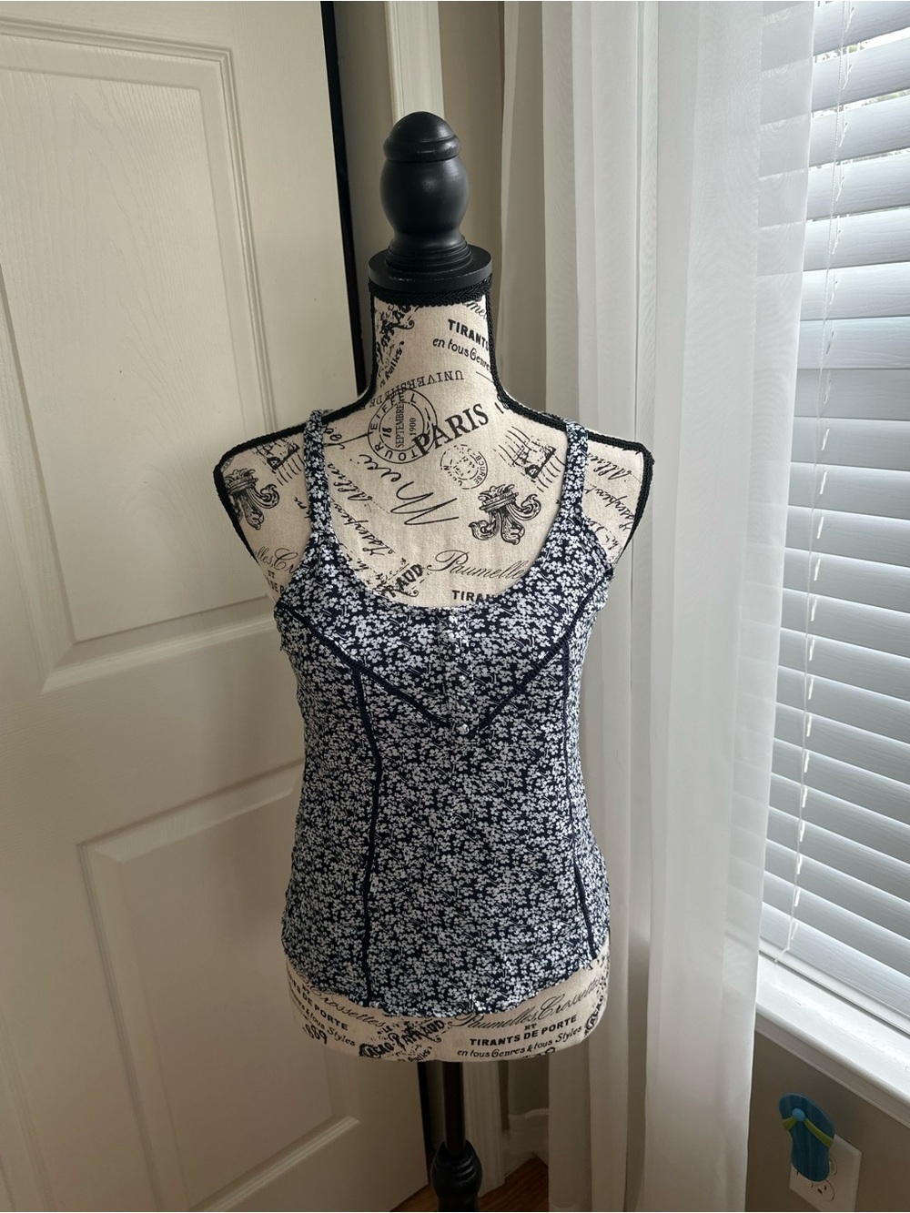 Princess Vera Wang Navy Blue & White Floral Tank Top